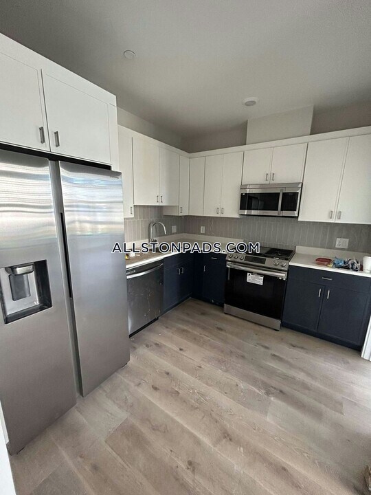 157 Everett St, Unit 204 in Boston, MA - Building Photo