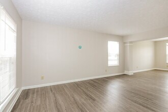 8124 Painted Pony Dr in Indianapolis, IN - Foto de edificio - Building Photo