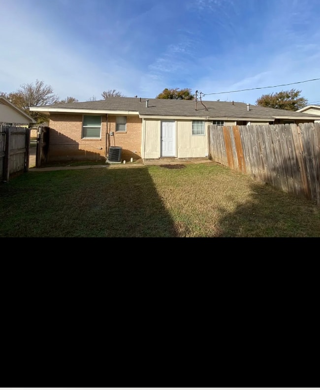 2513 Normont Cir in Fort Worth, TX - Building Photo - Building Photo