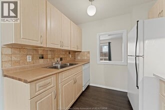 5442 Lassaline Ave in Windsor, ON - Building Photo - Building Photo