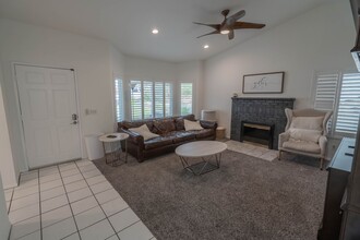 27412 Garza Dr in Santa Clarita, CA - Foto de edificio - Building Photo