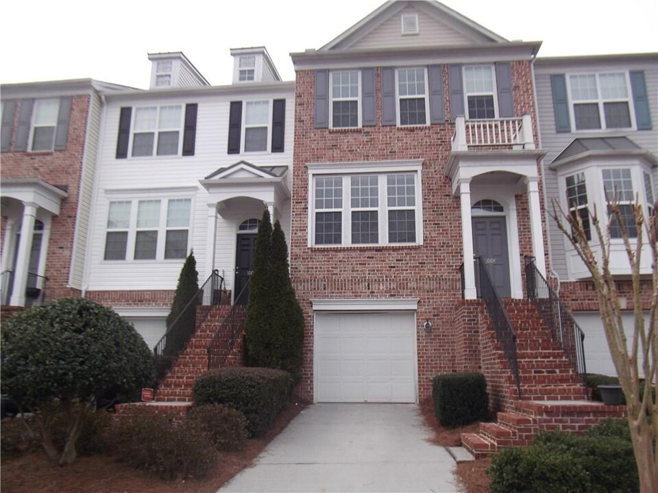 1004 Thornborough Dr in Alpharetta, GA - Building Photo