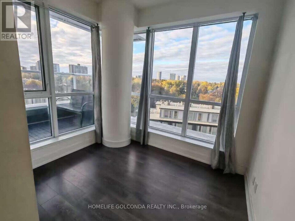 180 Fairview Mall Dr in Toronto, ON - Building Photo