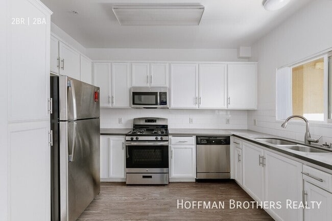 251 Robinson St, Unit 207 in Los Angeles, CA - Building Photo - Building Photo