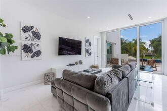 1090 NE 84th St in Miami, FL - Building Photo - Building Photo
