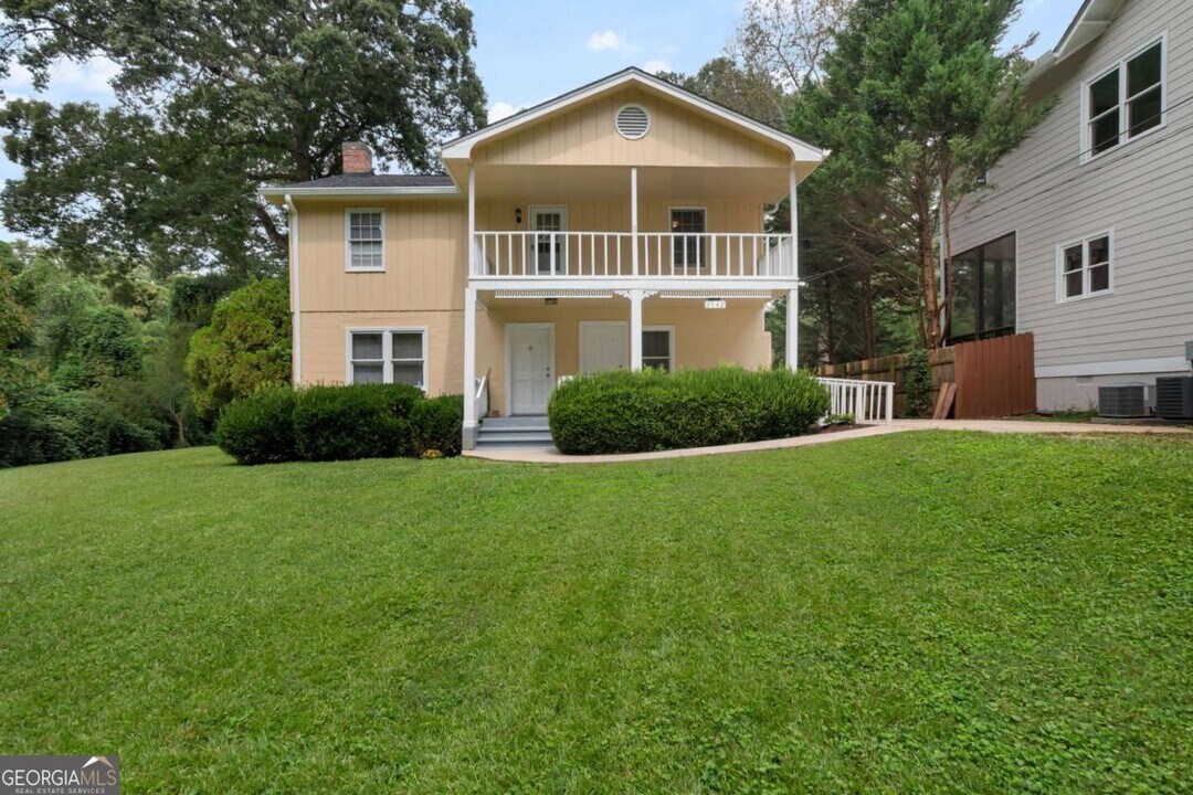 2542 White Oak Dr in Decatur, GA - Building Photo