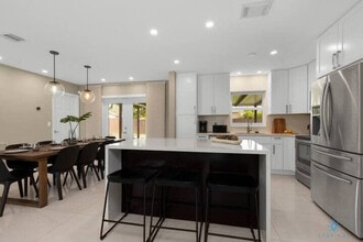 220 NE 10th Ave in Hallandale Beach, FL - Building Photo - Building Photo