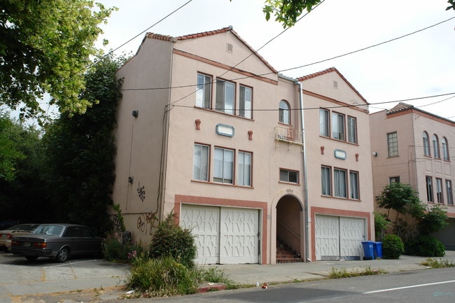 2211 Channing Way in Berkeley, CA - Foto de edificio - Building Photo