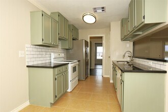 418 Garland Dr in Lake Jackson, TX - Building Photo - Building Photo