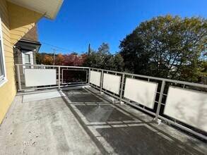 10 Packard Ave, Unit 10 Parckard Ave Unit 2 in Somerville, MA - Foto de edificio - Building Photo