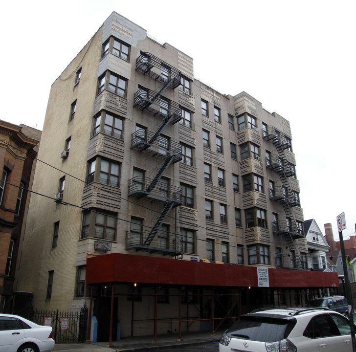 320 E 197th St in Bronx, NY - Foto de edificio