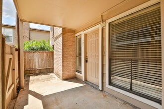 2100 Wilcrest Dr in Houston, TX - Foto de edificio - Building Photo