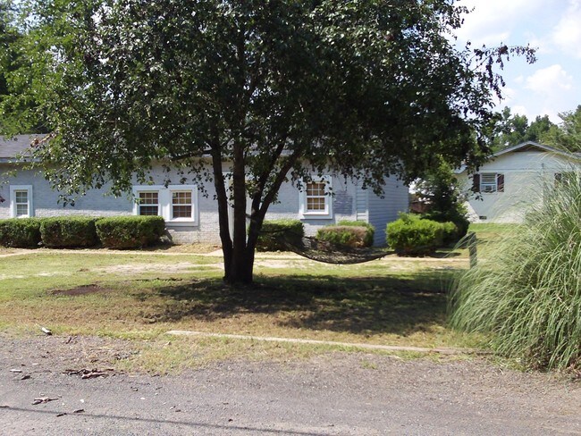 6115 E National Cemetery Rd in Florence, SC - Foto de edificio - Building Photo