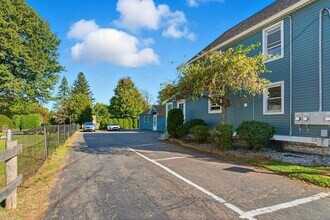 44 E Cedar St in Newington, CT - Foto de edificio - Building Photo