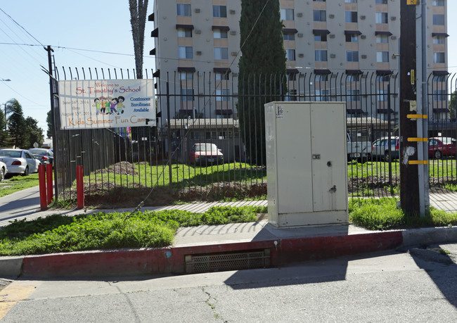 St. Timothy's Tower & Manor in Compton, CA - Foto de edificio - Building Photo