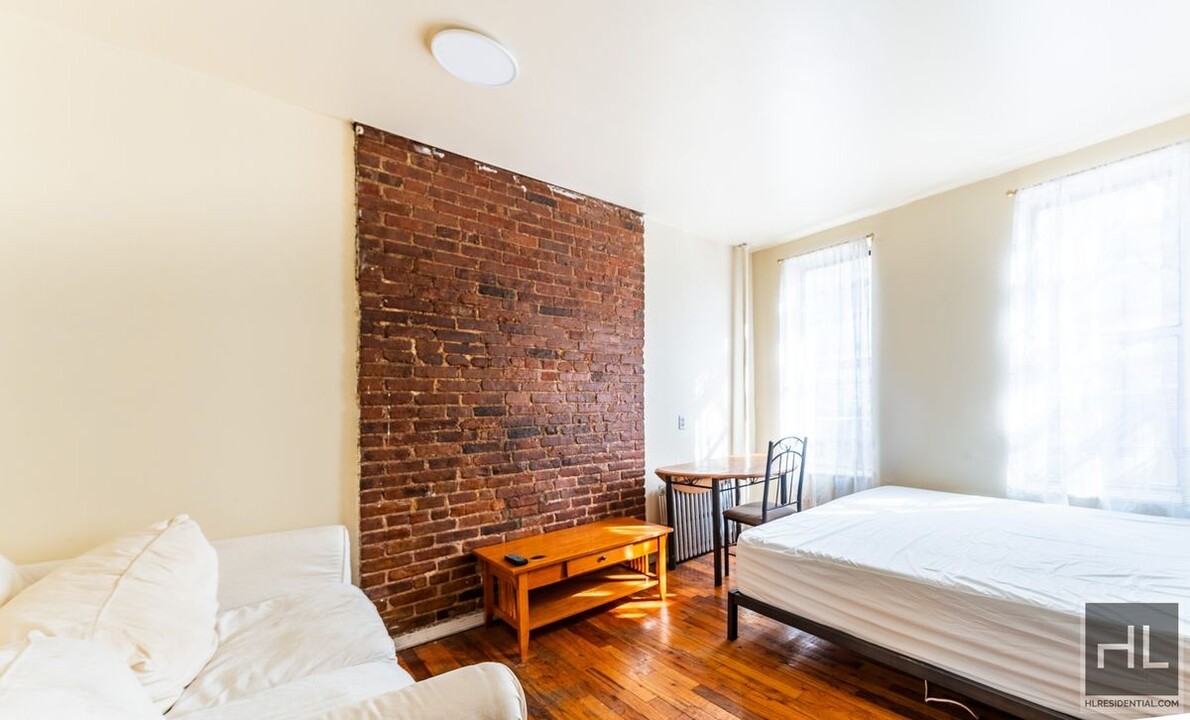 311 E 105th St in New York, NY - Building Photo