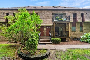 13 Ginger Ct in Eatontown, NJ - Building Photo