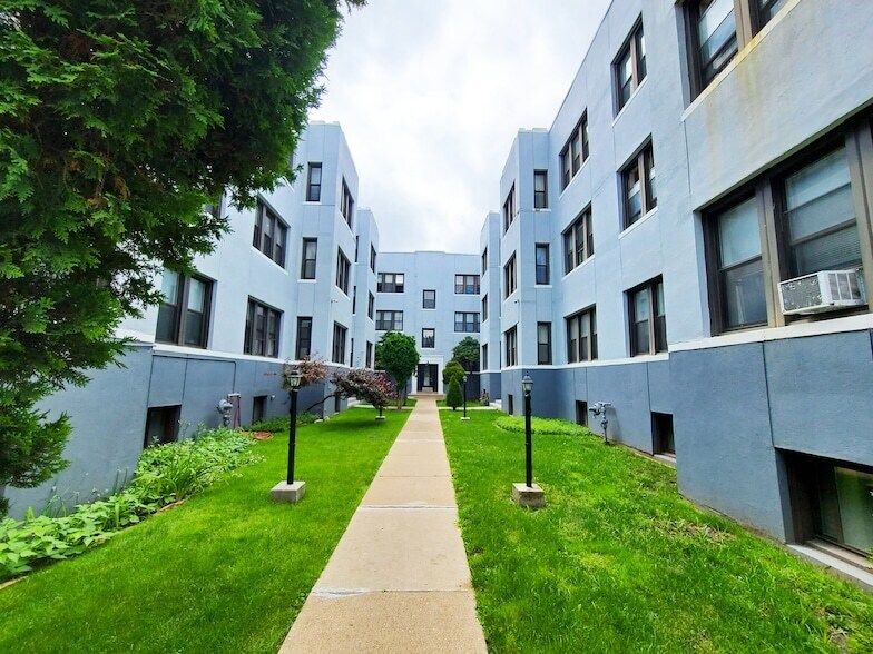 4208 N Pulaski Rd, Unit 3E in Chicago, IL - Building Photo