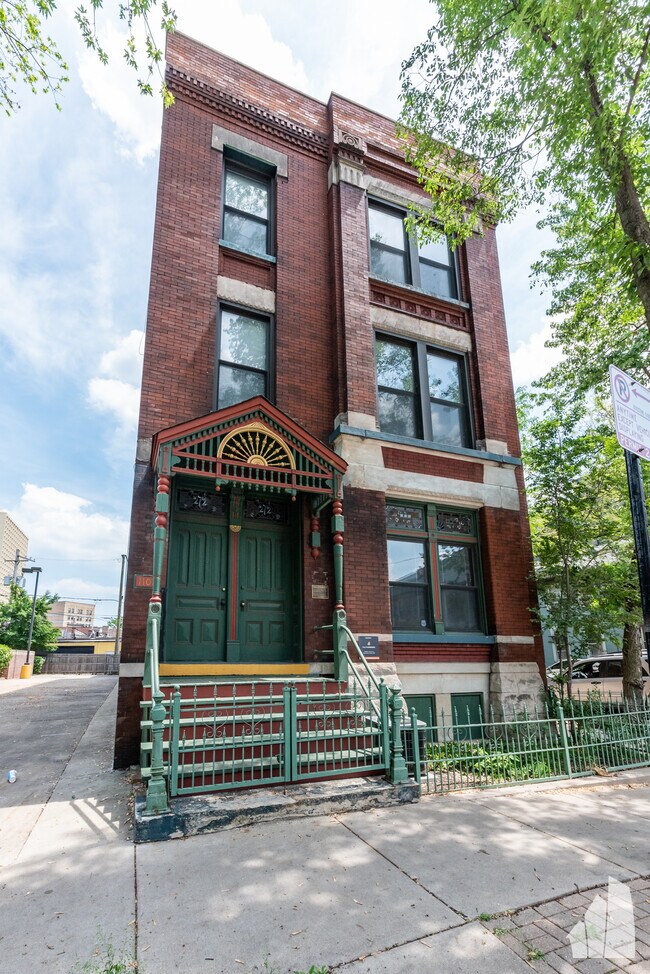 property at 1101 N Marshfield Ave