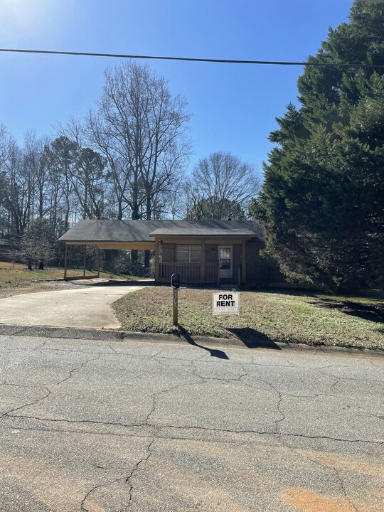 8383 Attleboro Dr in Jonesboro, GA - Building Photo