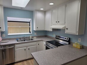 2201 Fairway Ct in Oceanside, CA - Building Photo - Building Photo