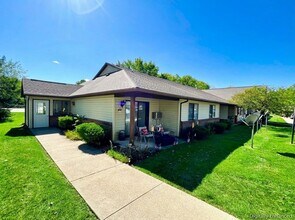 Welcome to Somerset Village! in Somerset, IN - Foto de edificio - Building Photo