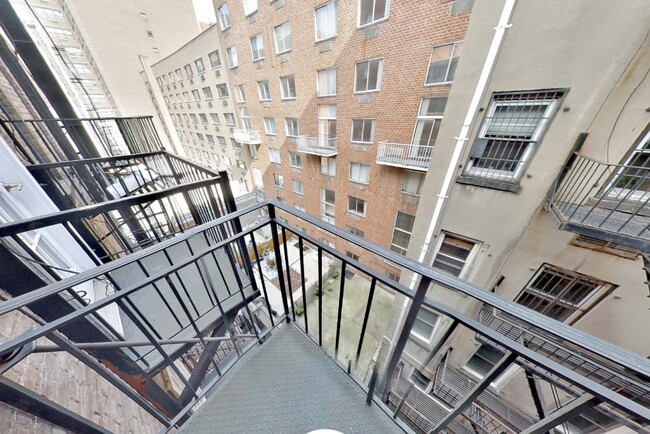 221 E 23rd St in New York, NY - Foto de edificio - Building Photo