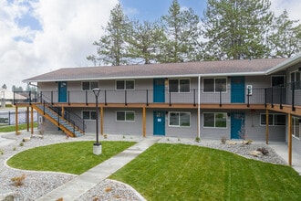 Timber Place by the Lake - Fully Renovated in Coeur d'Alene, ID - Foto de edificio - Building Photo