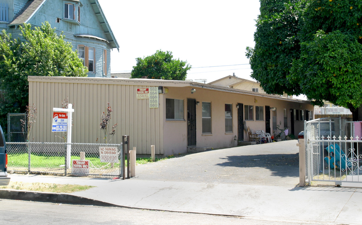 552-560 W 40th Pl in Los Angeles, CA - Building Photo