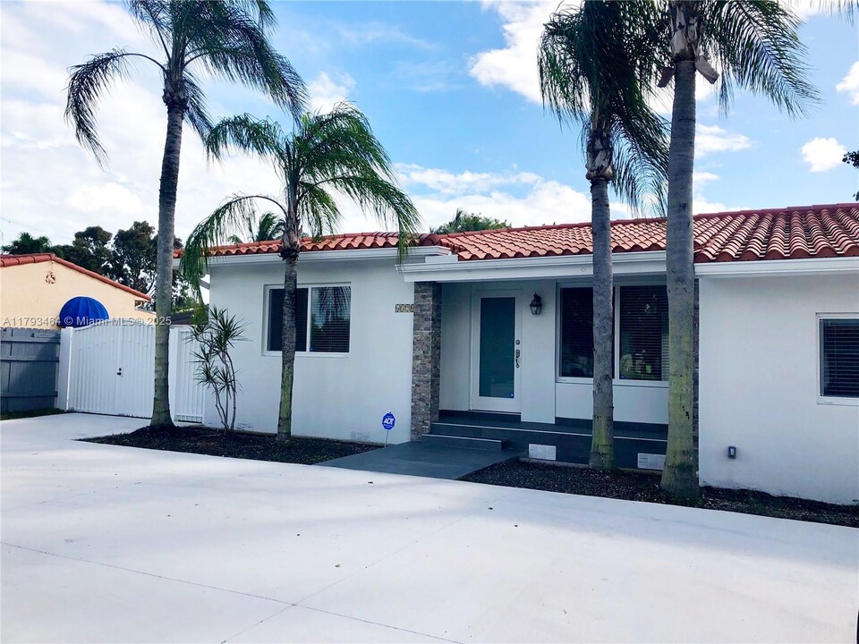 6320 SW 24th St in Miami, FL - Building Photo