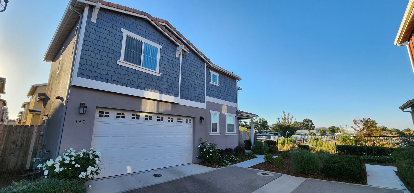 162 Sweetwater Ln in Templeton, CA - Foto de edificio