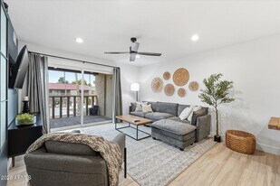 8649 E Royal Palm Rd in Scottsdale, AZ - Building Photo