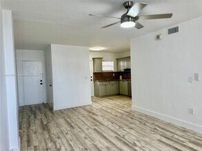1300 Lincoln Rd in Miami Beach, FL - Building Photo - Building Photo