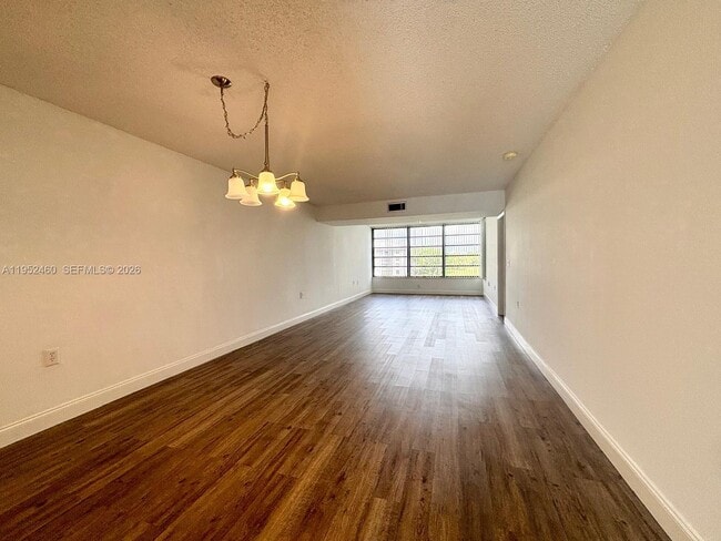 1703 Whitehall Dr in Davie, FL - Foto de edificio - Building Photo