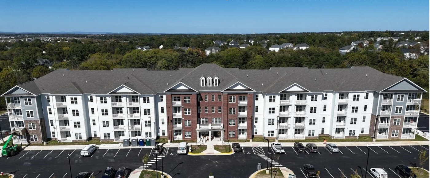 Poland Hill Senior Apartments 55+ in Chantilly, VA - Foto de edificio