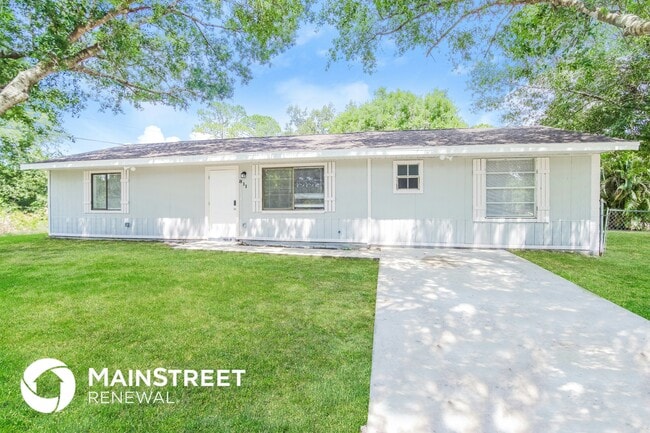 811 Airport Ave SE in Palm Bay, FL - Foto de edificio - Building Photo