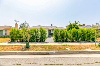 6261 Tampa Ave in Tarzana, CA - Foto de edificio - Building Photo