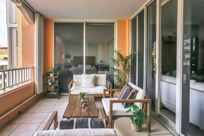 735 Crandon Blvd in Key Biscayne, FL - Building Photo - Building Photo