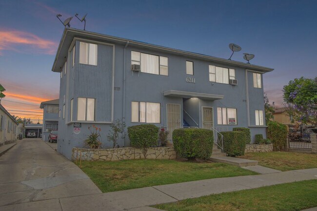 6211 10th Ave in Los Angeles, CA - Foto de edificio - Building Photo