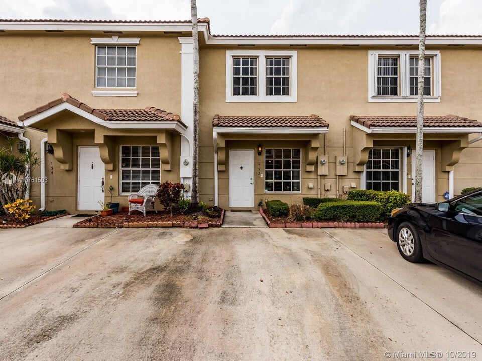 752 S W 122nd Terrace-Unit -752 in Pembroke Pines, FL - Building Photo