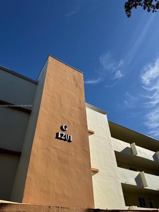 1201 NE 191st St in Miami, FL - Building Photo