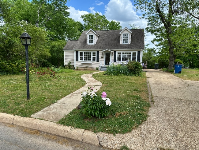 property at 816 E Tombigbee St
