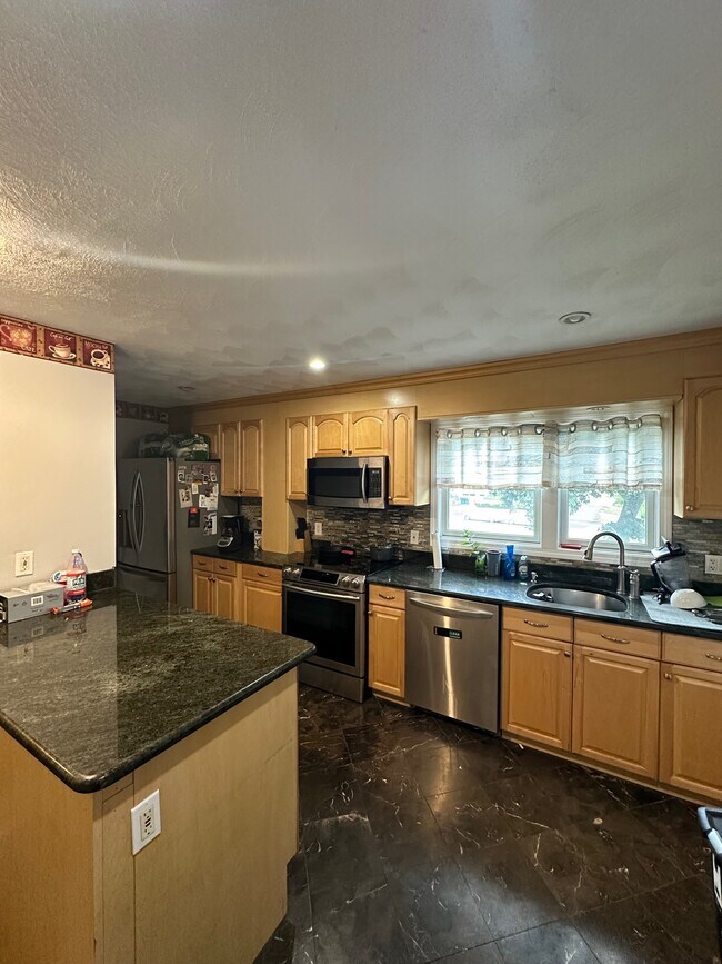 73 Almont St, Unit 2 in Medford, MA - Foto de edificio - Building Photo
