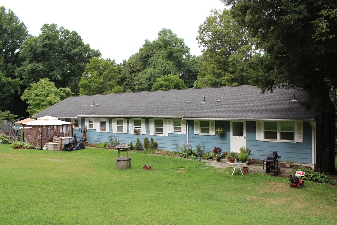 106 Pumpkin Hill Rd in New Milford, CT - Building Photo