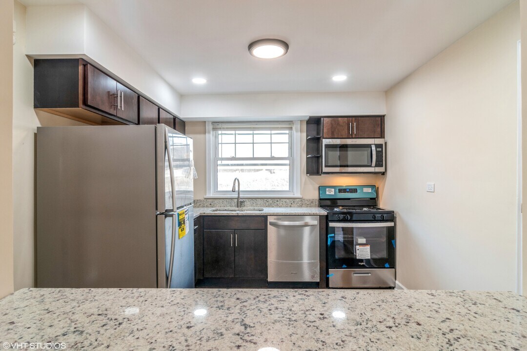 4242 W Nelson St-Unit -4242-1 in Chicago, IL - Foto de edificio