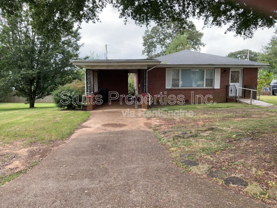 3407 Pine Cir in Sheffield, AL - Building Photo