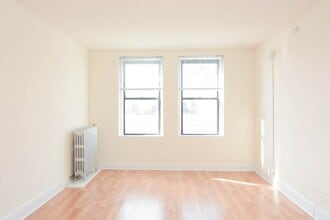 3335 W Diversey Ave in Chicago, IL - Foto de edificio - Building Photo