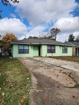 2413 Huntington Dr in Pasadena, TX - Building Photo