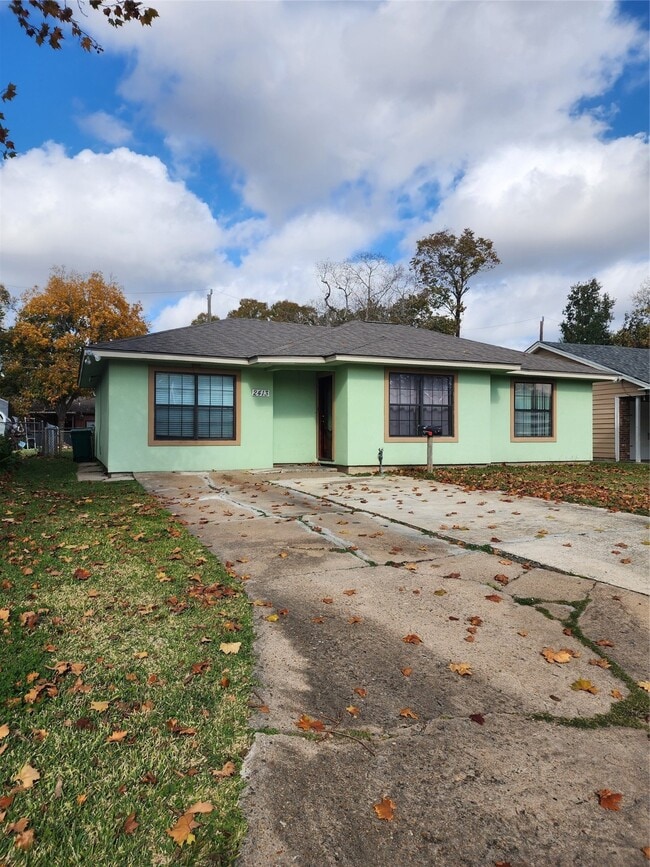 property at 2413 Huntington Dr