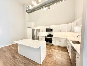 1900 W Lawrence Ave in Chicago, IL - Building Photo - Building Photo